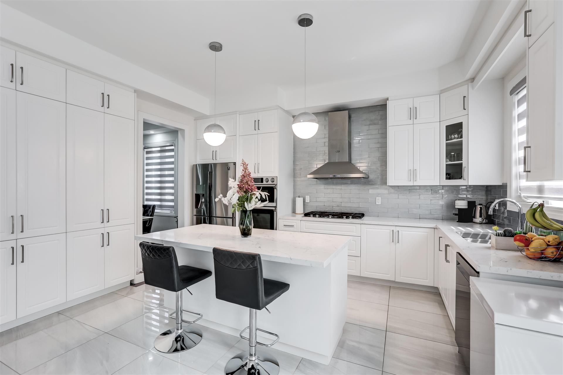 NeoHAVEN agent reviewing plans with a buyer